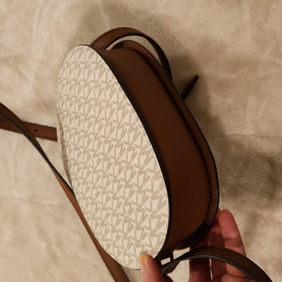 Michael Kors Jet Set Travel Crossbody in ivory - Picture 6 of 8